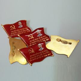 In huy hiệu cài áo kim loại giá rẻ