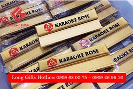 Nhận làm bảng tên cài áo tại Long Gifts