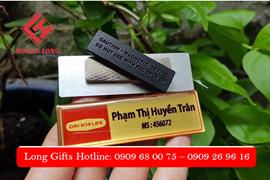 Bảng tên nhân viên tại Long Gifts